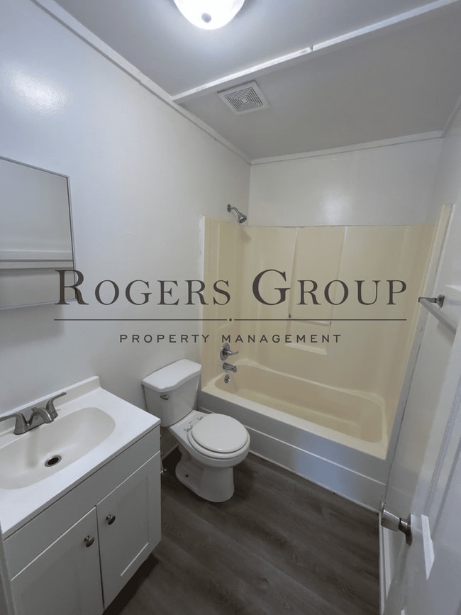 Building Photo - #450 - 807-809 Hughes St Duplex