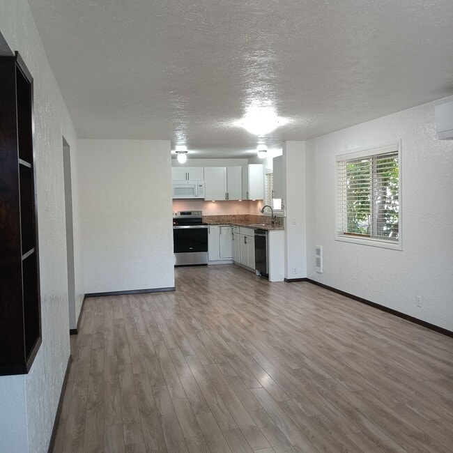 Building Photo - Best of Life!  Enjoy Home While Building Your Empire in Jefferson Oregon!