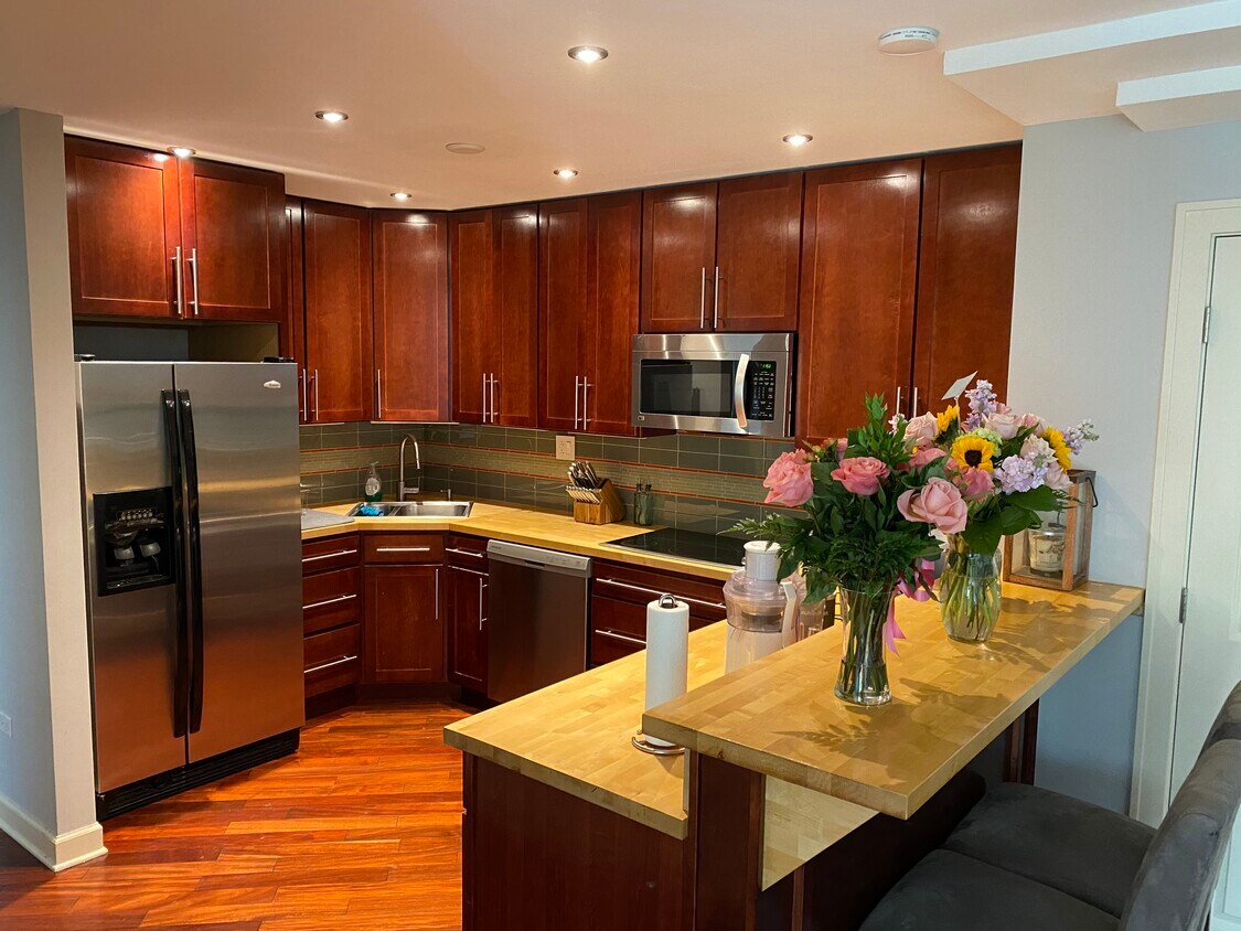 Kitchen - 8425 W 101st Ter