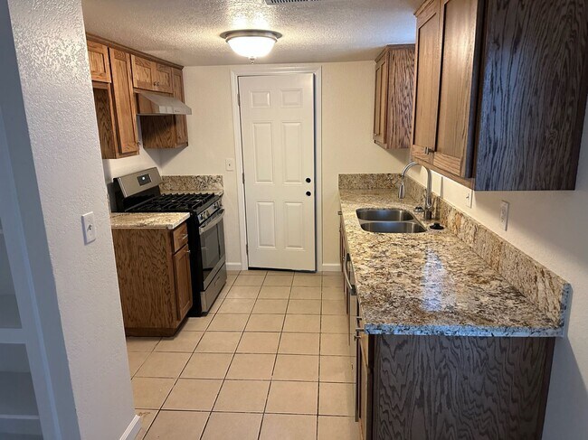 Building Photo - 523 W Meadow Ct