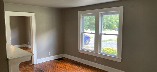 Foto del edificio - 3 Bedroom 1 Bath Brick Home w/ Office