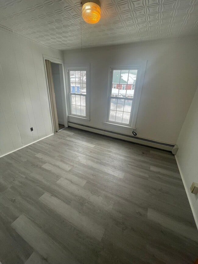 Foto del edificio - Cozy 2-Bedroom Apartment in Adams, MA