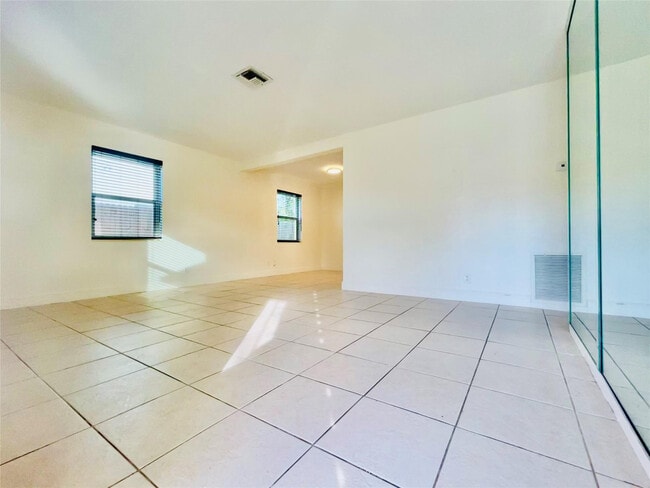 Building Photo - 1412 NW 2nd Ave