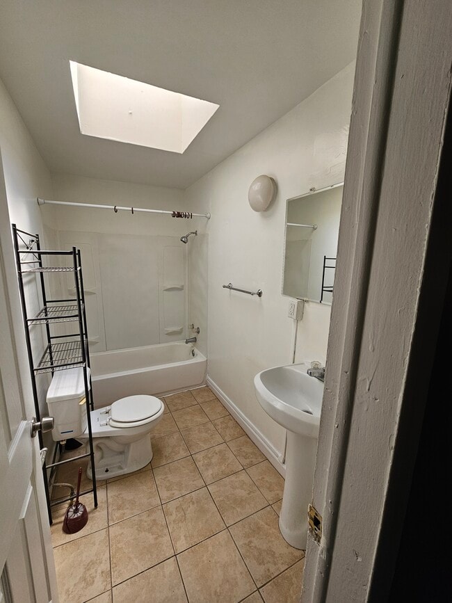 Full bath - 4730 Pimlico Rd