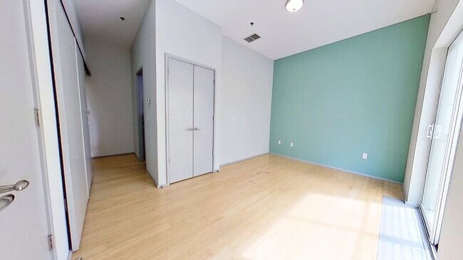 Foto del edificio - 295 McDonald Ave