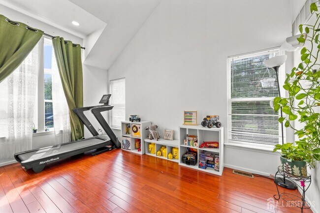 Building Photo - 17 Parkside Dr