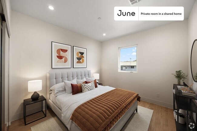 Building Photo - Private bedroom in 4 bed/4 bath Home