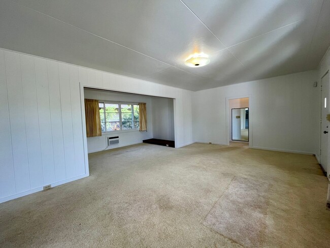 Building Photo - Kaimuki: 3 Bed, 2 Bath House w/ 2 Car Gara...