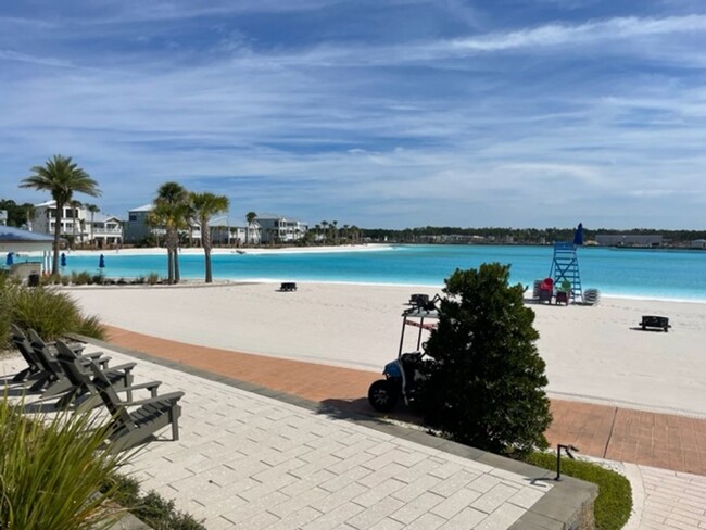 Building Photo - Beach Walk Townhouse