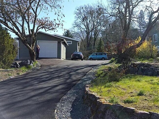 Building Photo - 2BR/2Bath/2Car Garage