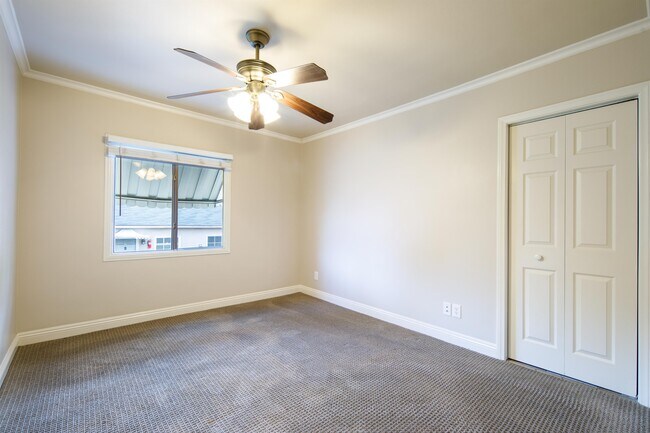 Foto del edificio - 1454 E Chevy Chase Dr