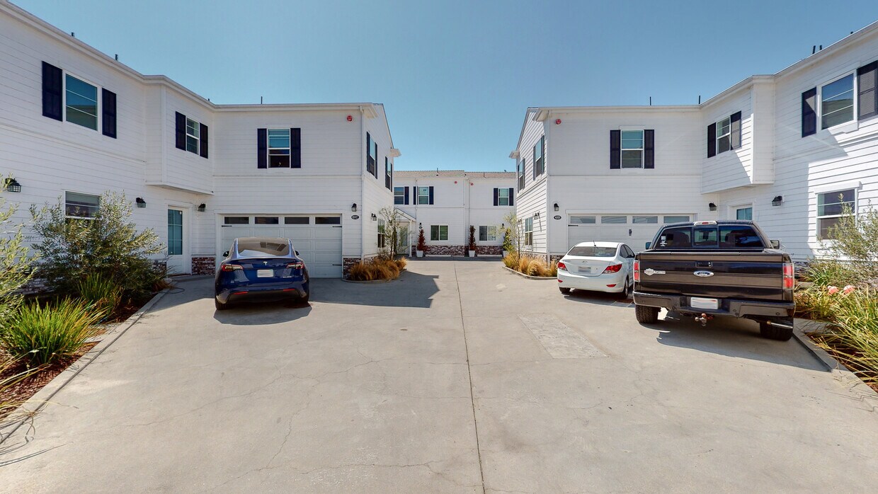 Foto principal - 4221 Ince Blvd