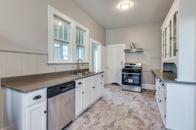 Building Photo - 2414 Park Row Ave