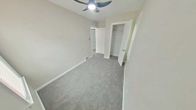 Foto del edificio - " 2-Bed Home with Gleaming Hardwood Floors...
