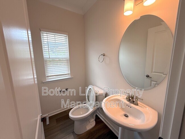 Foto del edificio - 1819 Teachers House Rd NW
