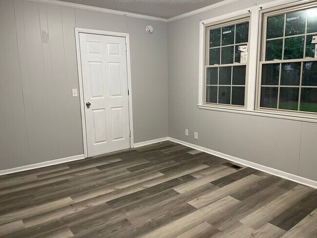 Foto del edificio - Newly Renovated Three Bedroom Home in NW H...