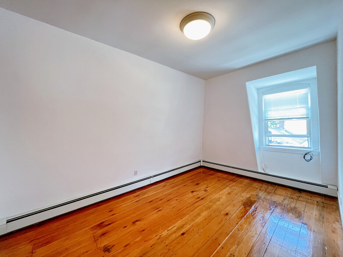 Primary Photo - 108 Pearl St