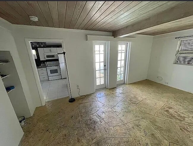 Building Photo - 656 Manor Dr