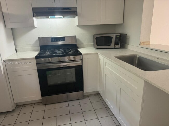 Foto del edificio - 18111 NW 68th Ave
