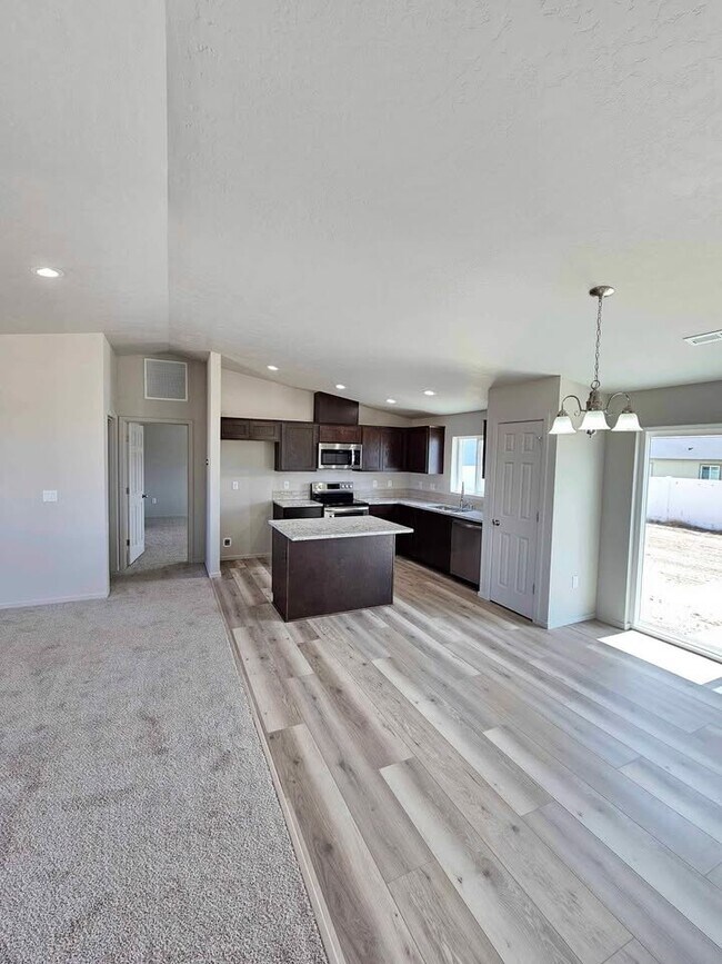 Building Photo - 722 E Cascade St