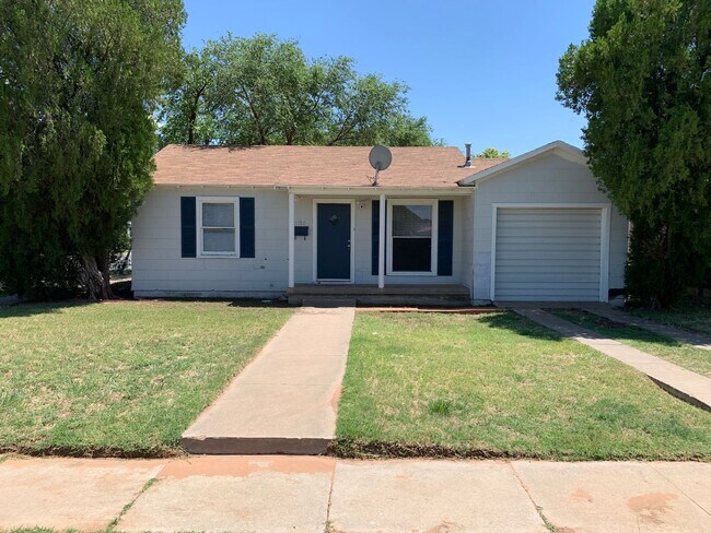 Building Photo - Cute 2 Bedroom Located Across From Element...