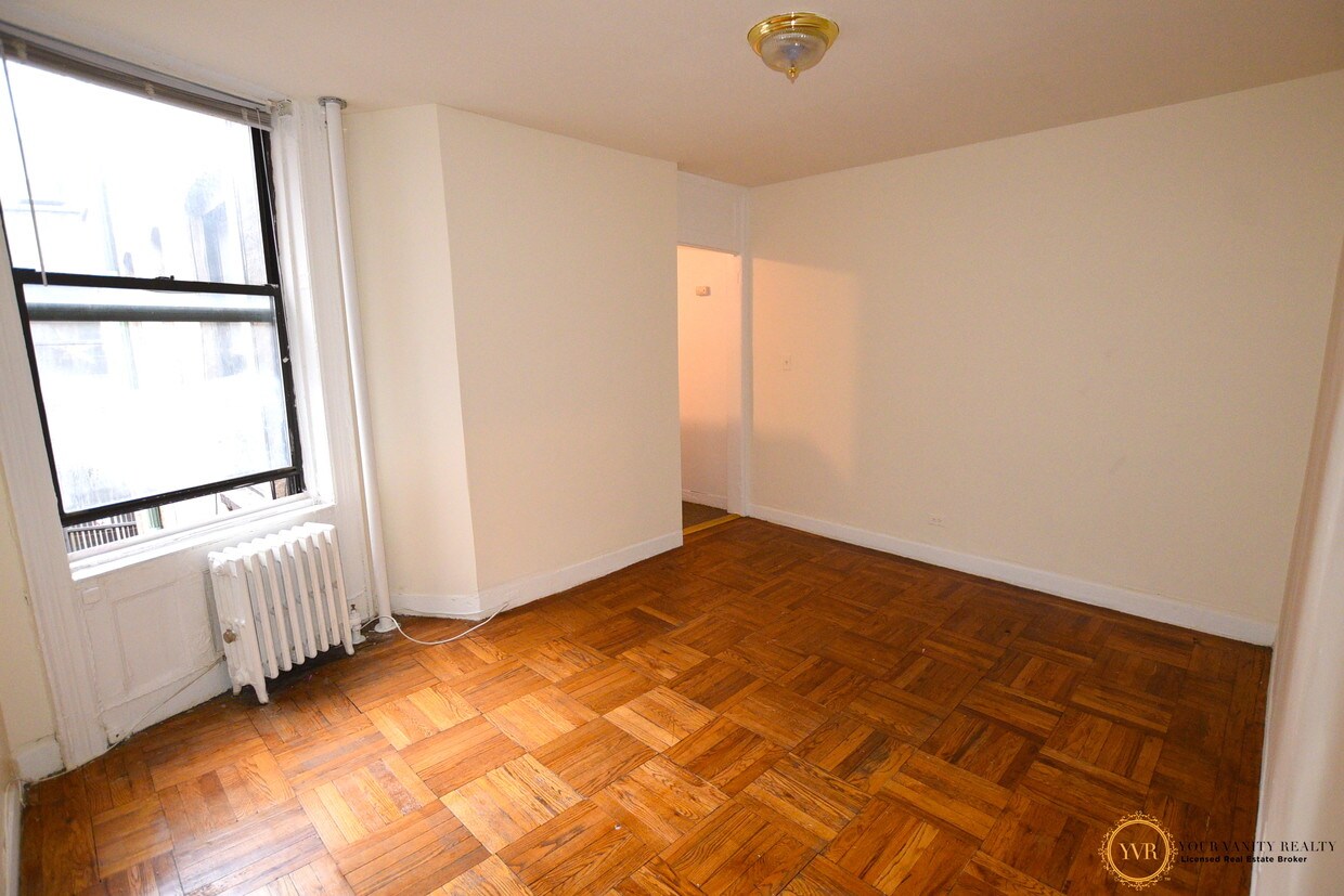 Primary Photo - 305 E 21st St