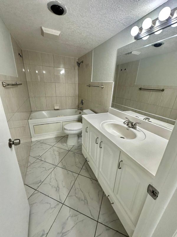 Building Photo - 4158 Inverrary Dr