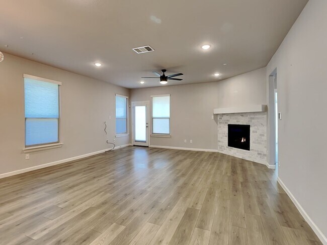Foto del edificio - 545 Hazeltine Rd