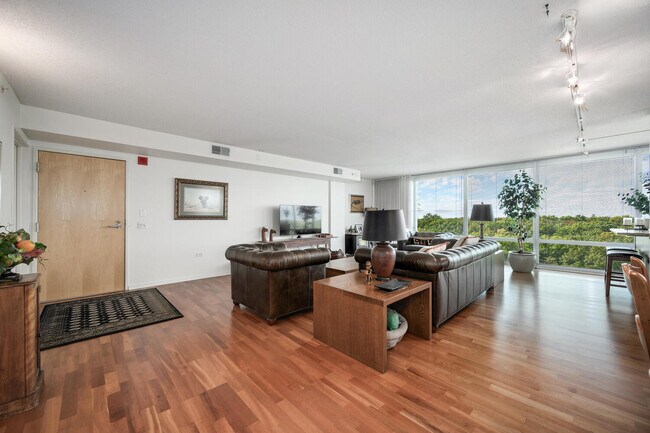 Foto del edificio - 9725 Woods Dr