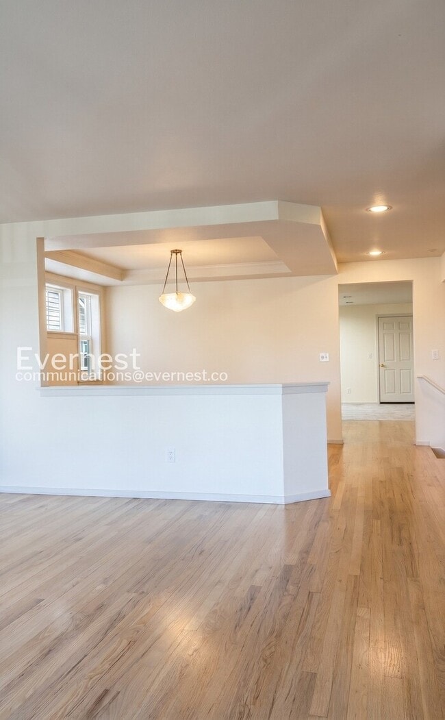 Building Photo - 3 Bed, 2 Bath Home with Garage / Vouchers Accepted / Available Soon!