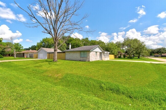 Foto del edificio - 8511 Honeysuckle