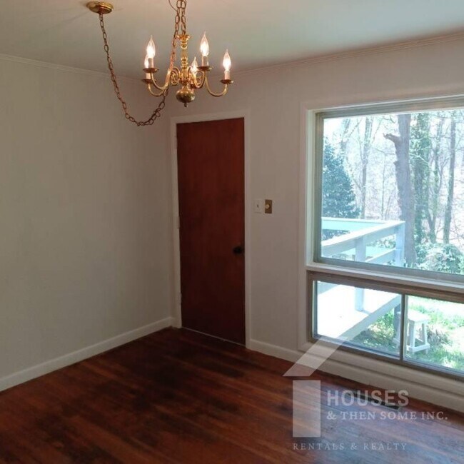 Building Photo - 136 Forest Hills Dr