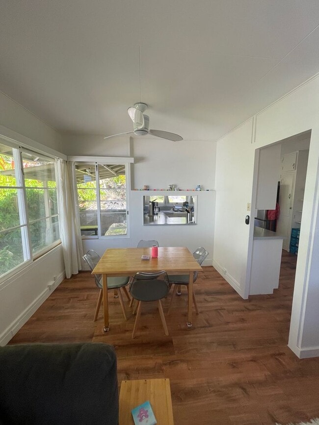 Building Photo - Spacious 2 bedrooms, 1 bath with parking