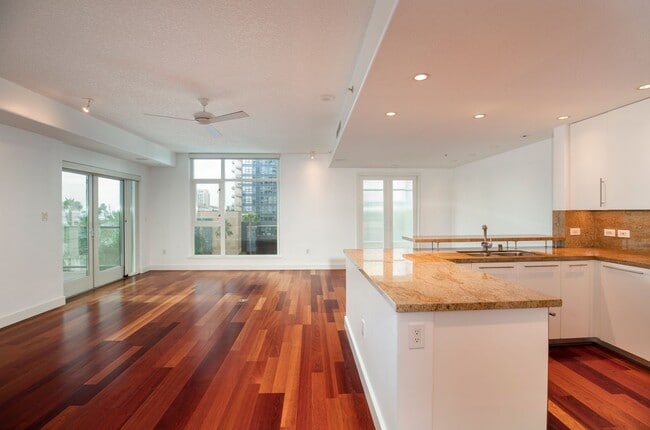 Building Photo - Luxurious and Spacious Condo at The Grande...