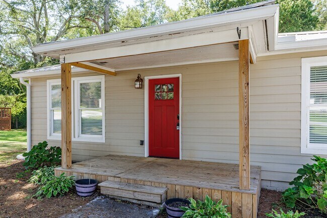 Foto del edificio - Beautiful Ranch Home in Prime Jefferson Location – Pet Friendly!