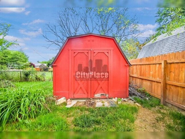 Building Photo - 636 Oak Dr