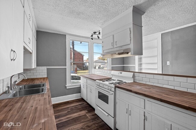 Building Photo - Check Out this 3 bed 2 bath!!