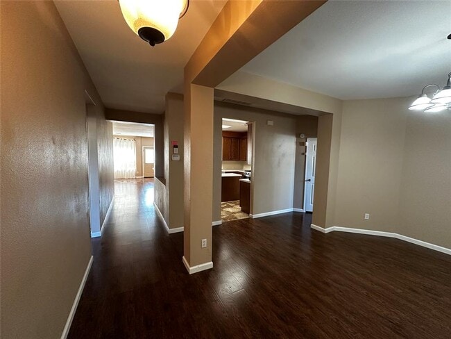 Building Photo - 1041 Disraeli Cir