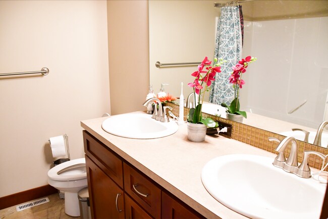 Building Photo - Bothell Cul-de-Sac Home