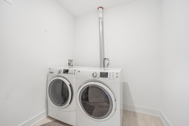 Building Photo - 2034 N Avondale