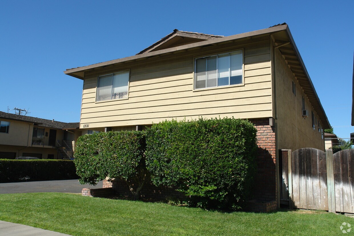 Building Photo - 1221 Francisco Ave