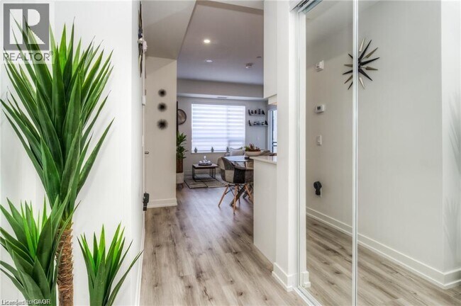 Photo du bâtiment - 251 Northfield Dr E