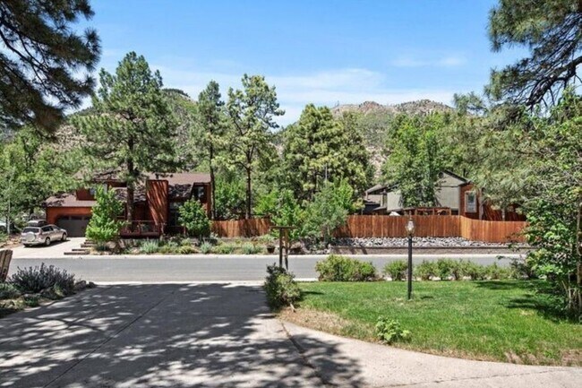 Close to trailheads - 2677 E Matterhorn Dr