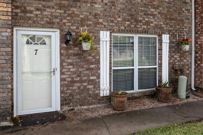 Building Photo - 1403 Blalock Rd