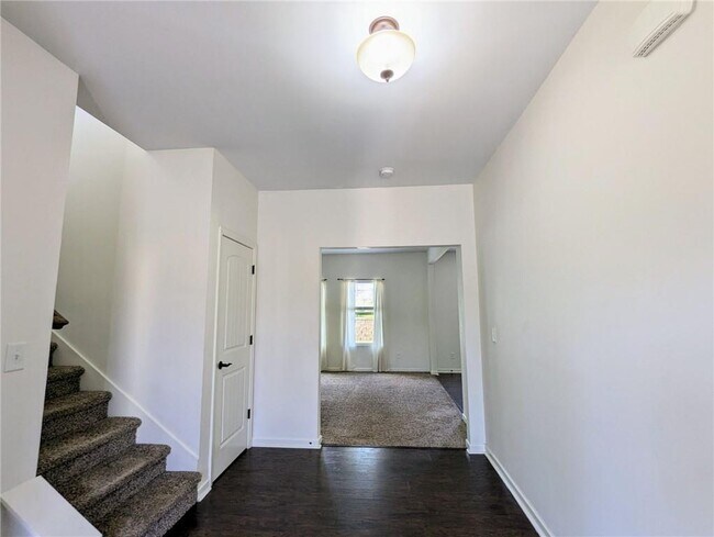 Building Photo - 61 Kestrel Ct E