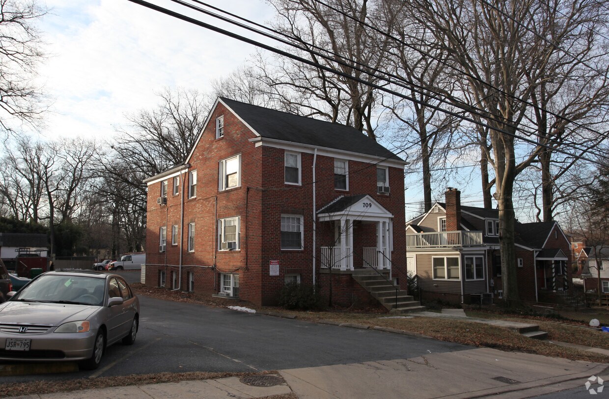 Building Photo - 709 Hudson Ave