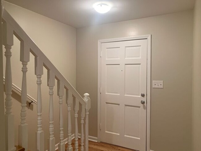 Building Photo - 1003 Robinhood Rd