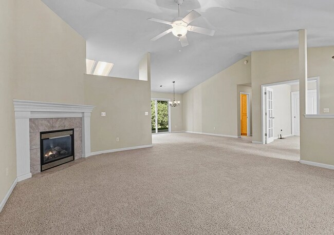 Foto del edificio - 3-bedroom, 2-bathroom home located in the ...