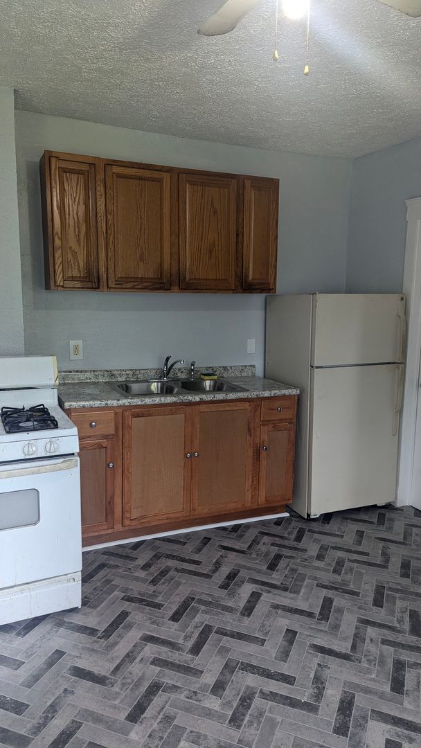 Foto del edificio - 7804-7804 Lawn Ave