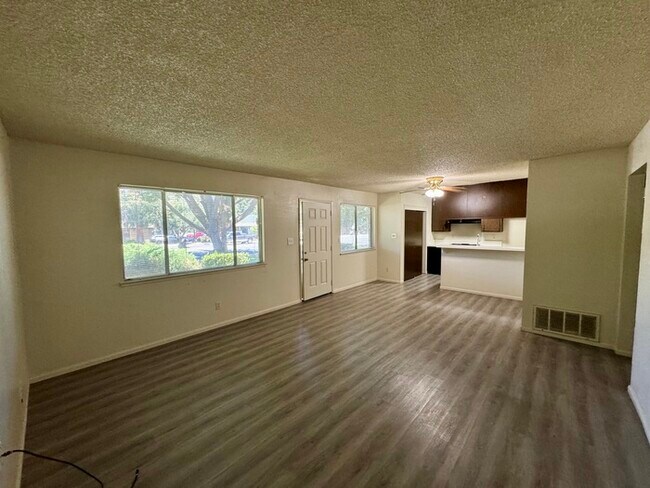 Building Photo - Citrus Heights 2BD/1BA with Community Pool